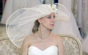 Mariée avec chapeau: un accessoire élégant et raffiné.